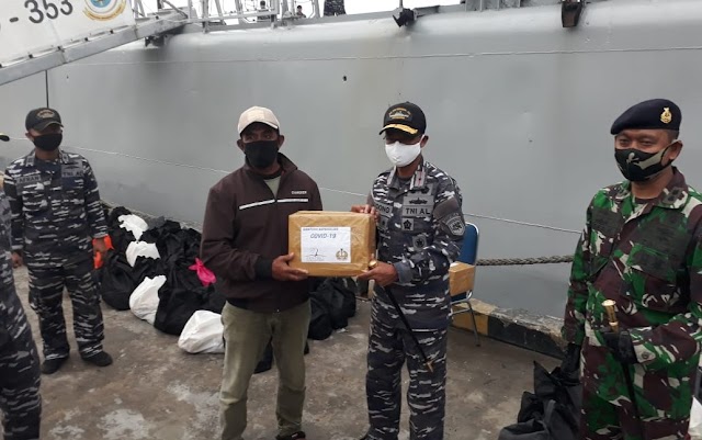 Lanal Tarempa Bantu Koarmada I Bagi Sembako ke Nelayan