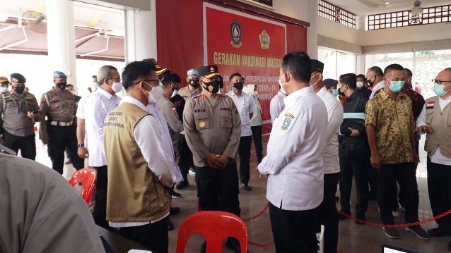 Kapolda Kepri Tinjau Vaksinasi dan Tempat Karantina di Wilayah Kabupaten Karimun