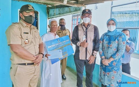 Bupati Bintan dan Wakil Salurkan BLT Tahap II Sebesar Rp 65 Miliar