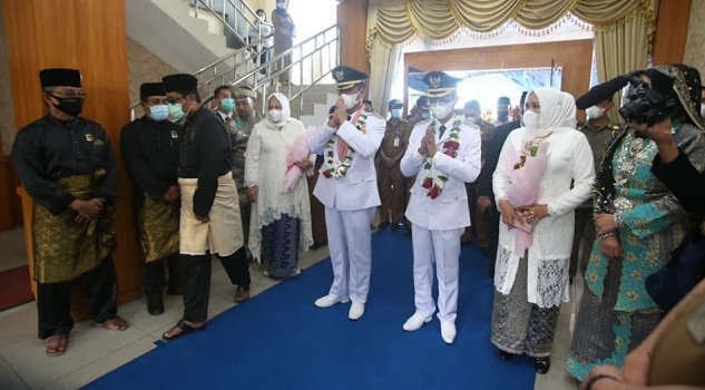 Usai Dilantik, Sambut Rudi-Amsakar LAM Gelar Prosesi Adat Melayu Tabur Beras Kunyit 