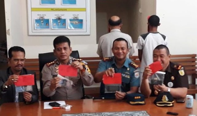 Danlanal Ranai Gelar Konfrensi Pers Terkait Tertangkapnya Dua Orang yang Bantu Tekong Vietnam Melarikan Diri