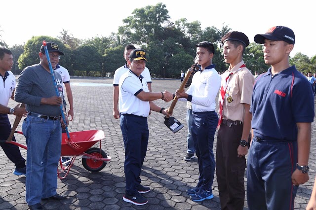 Peringati Hari Dharma Samudra, Lantamal IV Bersihkan Sampah di Pantai