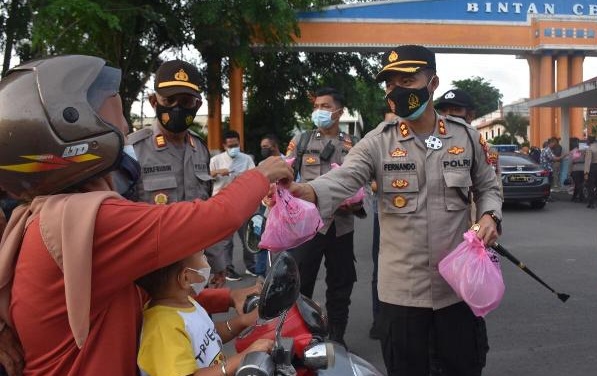 Polres Tanjungpinang Bersama Bhayangkari Berbagi Takjil dan Masker Kepada Pengguna Jalan 