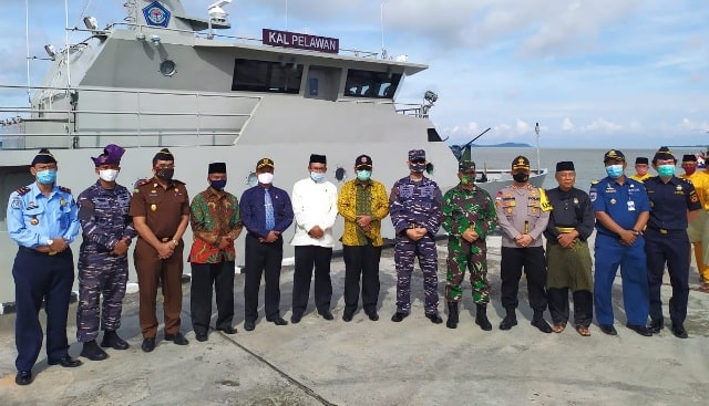 Mayarakat Karimun Sambut Kedatangan KAL Pelawan Lanal TBK