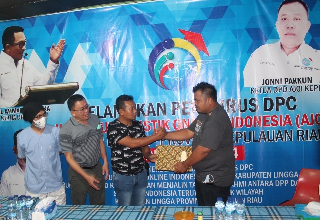 Ketua DPC AJOI Lingga Zulkarnaen Terima SK, Ini Pesan Jonni Pakkun