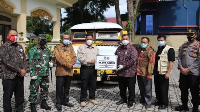Serahkan Masker, Pjs Bahtiar Dorong Pemkab Karimun Bangun Laboratorium Khusus Covid-19